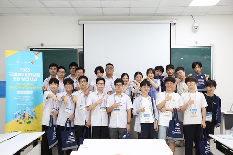 Thúc đẩy nuôi dưỡng nhân tài phần mềm Việt Nam - Hàn Quốc - Ảnh 1. Đoàn học sinh của hai nước giao lưu và trình bày về thành quả thiết kế web tại cuộc thi "Lập trình Việt Nam - Hàn Quốc năm 2023" - ẢNH: BTC cung cấp