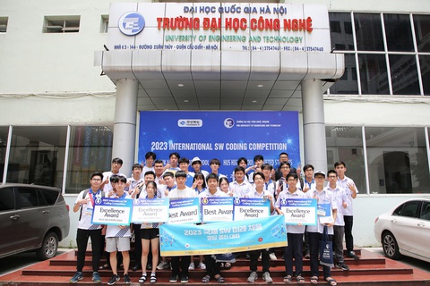 Thúc đẩy nuôi dưỡng nhân tài phần mềm Việt Nam - Hàn Quốc - Ảnh 3. Học sinh hai trường THPT chuyên Khoa học tự nhiên - ĐHQGHN và học sinh THPT Software Gyeongbuk (Hàn Quốc) chụp ảnh kỷ niệm sau lễ bế mạc - ẢNH: BTC cung cấp