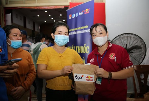 Ngày hội Thanh niên Công nhân tại TP.HCM: Đong đầy nụ cười hạnh phúc - Ảnh 3. Sau khi thăm khám, các công nhân nhận thêm các phần thuốc miễn phí từ Công ty TCP Việt Nam và được các y bác sĩ từ Hội Thầy thuốc trẻ Việt Nam tư vấn tận tình và hướng dẫn sử dụng các loại thuốc