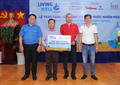 Dự án Living Well của Tập đoàn Keppel đưa nước sạch đến với người dân - Ảnh 2. Từ phải sang, nhà báo Lý Thành Tâm, trưởng cơ quan đại diện báo Tiền Phong tại TP. HCM, ông Adris Bin Isnin, giám đốc bộ phận quản lý dự án và bền vững, bộ phận bất động sản của Tập đoàn Keppel tại Việt Nam, đại diện của UBND xã Tạ An Khương, đại diện Tỉnh Đoàn tỉnh Cà Mau tại lễ trao tặng hệ thống máy lọc nước nhiễm mặn thuộc dự án Living Well.
