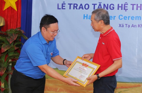 Dự án Living Well của Tập đoàn Keppel đưa nước sạch đến với người dân - Ảnh 3. Đại diện Tỉnh Đoàn tỉnh Cà Mau trao bằng khen cho ông Adris Bin Isnin, giám đốc bộ phận quản lý dự án và bền vững, bộ phận bất động sản của Tập đoàn Keppel tại Việt Nam.