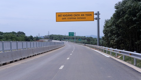 Cho xe đi vào cao tốc quốc lộ 45 - Nghi Sơn và Nghi Sơn - Diễn Châu từ 1-9 - Ảnh 2. Cao tốc quốc lộ 45 - Nghi Sơn rộng 17m, 4 làn xe, tốc độ khai thác tối đa 80km/h - Ảnh: TRUNG ĐẶNG