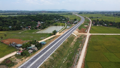 Cho xe đi vào cao tốc quốc lộ 45 - Nghi Sơn và Nghi Sơn - Diễn Châu từ 1-9 - Ảnh 1. Cao tốc quốc lộ 45 - Nghi Sơn đủ điều kiện cho xe đi vào từ ngày 1-9 - Ảnh: TRUNG ĐẶNG