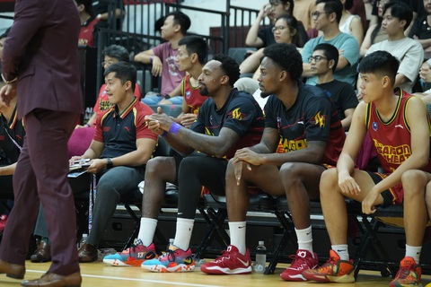 ĐKVĐ Saigon Heat lập dấu son tại VBA 2023 - Ảnh 1. Saigon Heat để 2 ngôi sao Kentrell Barkley và Hassan Thomas (áo đen, giữa) ngồi ngoài - Ảnh: VBA