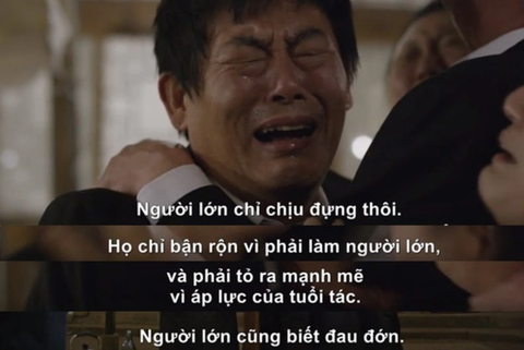 Top 10 bộ phim chủ đề gia đình khiến bạn khóc cạn nước mắt (P2) - Ảnh 5. Phân đoạn bố Deok Sun bật khóc như một đứa trẻ trong đám tang của mẹ mình.