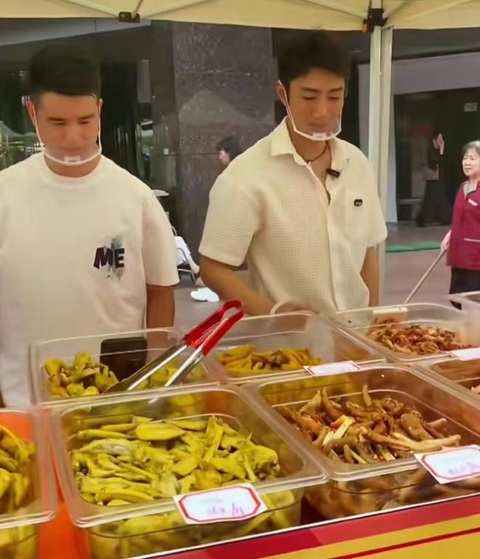 Tài tử TVB Thái Kỳ Tuấn ‘ăn nên làm ra’ nhờ nghề bán chân gà - Ảnh 2. Tài tử TVB Thái Kỳ Tuấn ‘ăn nên làm ra’ nhờ nghề bán chân gà - Ảnh 2.