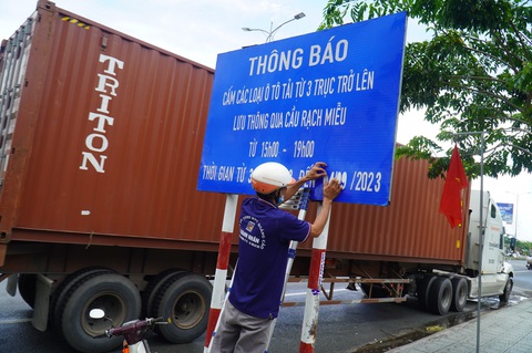 Cấm xe tải nặng qua cầu Rạch Miễu trong 5 ngày nghỉ lễ - Ảnh 1. Ngày 30-8, các cơ quan chức năng gắn bảng cấm xe ba trục qua cầu Rạch Miễu trong những ngày lễ - Ảnh: M.TRƯỜNG