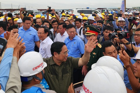 Thủ tướng Chính phủ: 'Thi công nhà ga sân bay Long Thành chất lượng, tránh tiêu cực, lãng phí' - Ảnh 3. Thủ tướng trao quà và động viên công nhân thi công trên công trường sân bay Long Thành - Ảnh: HÀ MI