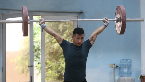 Cử tạ hướng đến mục tiêu kép - Ảnh 1. Dù mới trở lại nhưng lực sĩ Trịnh Văn Vinh vẫn được cử tạ Việt Nam đặt nhiều kỳ vọng - Ảnh: ĐỨC KHUÊ