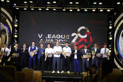 Hoàng Đức là cầu thủ xuất sắc nhất V-League 2023 - Ảnh 2. HLV Bandovic (giữa) cùng các cầu thủ trong đội hình tiêu biểu V-League 2023 - Ảnh: MINH ĐỨC