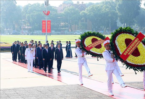 Lãnh đạo Đảng, Nhà nước vào viếng Lăng Bác nhân Quốc khánh 2-9 - Ảnh 3. Các lãnh đạo, nguyên lãnh đạo Đảng, Nhà nước đặt vòng hoa và vào Lăng viếng Chủ tịch Hồ Chí Minh - Ảnh: TTXVN
