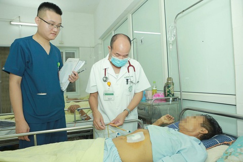 PGS.TS Đỗ Duy Cường thăm khám cho bệnh nhân - Ảnh: BVCC PGS.TS Đỗ Duy Cường thăm khám cho bệnh nhân - Ảnh: BVCC