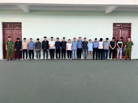 Phá đường dây đánh bạc quy mô hơn 100 tỉ đồng - Ảnh 3. Các nghi phạm trong đường dây đánh bạc và tổ chức đánh bạc tại cơ quan công an - Ảnh: Công an cung cấp