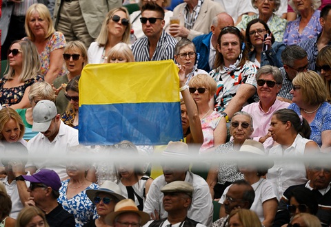 Khán giả cầm cờ Ukraine trong một trần thi đấu tennis trong giải Quần vợt - Wimbledon ở London, Anh ngày 13-7 - Ảnh: REUTERS Khán giả cầm cờ Ukraine trong một trận thi đấu tennis ở giải quần vợt Wimbledon tại London, Anh ngày 13-7 - Ảnh: REUTERS