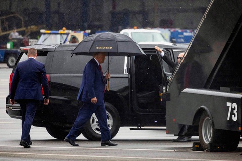 Cựu tổng thống Mỹ Donald Trump chuẩn bị rời Washington tại Sân bay Quốc gia Reagan Washington ở Arlington, Virginia, ngày 3-8 - Ảnh: REUTERS Cựu tổng thống Mỹ Donald Trump chuẩn bị rời Washington tại sân bay quốc gia Reagan Washington ở Arlington, Virginia, ngày 3-8 - Ảnh: REUTERS