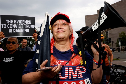 Một người ủng hộ ông Trump chờ đợi ông trước tòa án quận ở Washington, Mỹ, ngày 3-8 - Ảnh: REUTERS Một người ủng hộ ông Trump chờ đợi ông trước tòa án quận ở Washington, Mỹ, ngày 3-8 - Ảnh: REUTERS