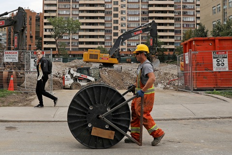Công nhân xây dựng ở Toronto, Ontario, Canada - Ảnh: REUTERS Công nhân xây dựng ở Toronto, Ontario, Canada - Ảnh: REUTERS