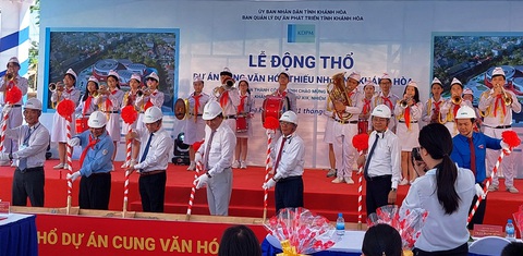Nguyên nhân Cung Văn hóa thiếu nhi Khánh Hòa động thổ xong không “động thủ” xây - Ảnh 3. Các lãnh đạo tỉnh Khánh Hòa và các cơ quan ban ngành đến làm lễ động thổ dự án Cung Văn hóa thiếu nhi tỉnh Khánh Hòa cách đây hơn 2 tháng, vào ngày 1-6-2023 - Ảnh: PHAN SÔNG NGÂN