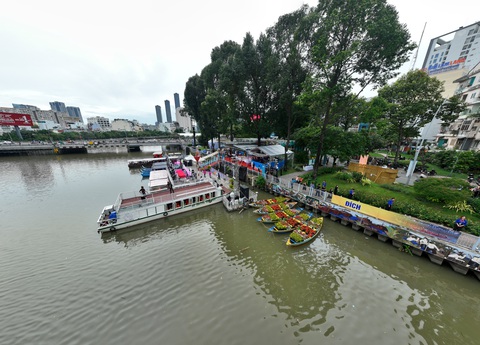 Không gian trên bến dưới thuyền ở quận 1, TP.HCM - Ảnh: THANH TRÍ Không gian trên bến dưới thuyền ở quận 1, TP.HCM - Ảnh: THANH TRÍ
