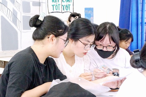 Học phí năm học 2023-2024: Nơi chưa thu, chỗ chờ hướng dẫn - Ảnh 1. Thí sinh Đà Nẵng trong kỳ thi tốt nghiệp THPT 2023. Năm học tới, ĐàNẵng hỗ trợ học phí 100% cho học sinh - Ảnh: ĐOÀN CƯỜNG