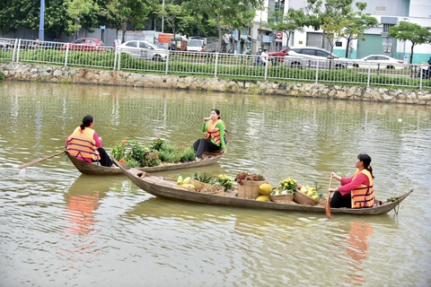 Ca sĩ Thu Dung (cầm micro) gửi đến bà con khán giả một điệu hò Đồng Tháp - Ảnh: T.T.D. Ca sĩ Thu Dung (cầm micro) gửi đến bà con khán giả một điệu hò Đồng Tháp - Ảnh: T.T.D.
