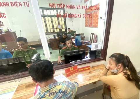 Công an phường Hòa Thọ Đông, quận Cẩm Lệ, TP Đà Nẵng hướng dẫn người dân đăng ký lưu trú online chiều 3-8 - Ảnh: TRƯỜNG TRUNG