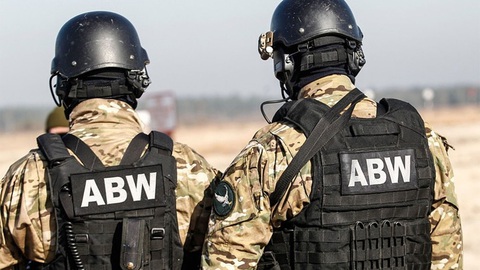 Ba Lan bắt người Belarus nghi làm gián điệp cho Nga - Ảnh 1. Các thành viên thuộc Cơ quan An ninh nội địa Ba Lan - Ảnh: ABW