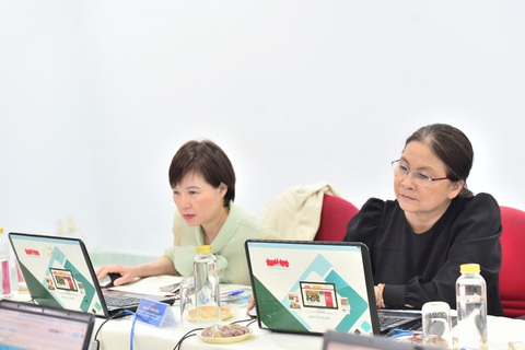 205 bài viết "Tiêm ngừa - Chuyện chưa kể" vào vòng chung khảo - Ảnh 5. Bác sĩ Bạch Thị Chính (phải) - giám đốc y khoa Hệ thống Trung tâm tiêm chủng VNVC - chăm chú đọc các bài thi - Ảnh: DUYÊN PHAN