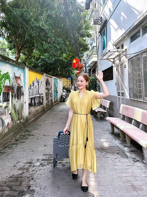 Lan Phương: "Nhân vật Hà đáng yêu và chân thật" - Ảnh 1. Lan Phương vẫy tay chào khi chia tay bối cảnh phim Gia đình mình vui bất thình lình - Ảnh: FBNV