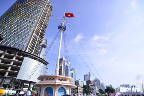 Sông Sài Gòn sống động ở Lễ hội sông nước TPHCM lần đầu tiên - Ảnh 3. Nghi thức thượng cờ tại Cột cờ Thủ Ngữ tại lễ khai mạc sáng 4-8