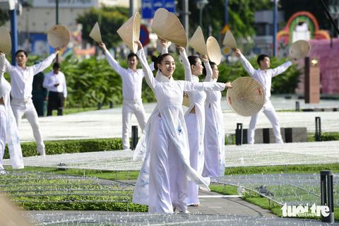 Sông Sài Gòn sống động ở Lễ hội sông nước TPHCM lần đầu tiên - Ảnh 5. Người dân, du khách đến TP.HCM sẽ có cơ hội tham gia các hoạt động thể thao dưới nước như trình diễn dù lượn, bay bằng ván phản lực nước, flyboard
