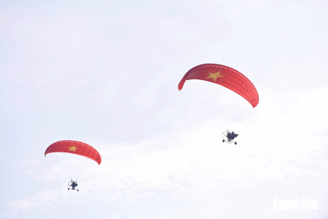 Sông Sài Gòn sống động ở Lễ hội sông nước TPHCM lần đầu tiên - Ảnh 8. Dù lượn mang biểu tượng cờ đỏ sao vàng bay trên bầu trời TP