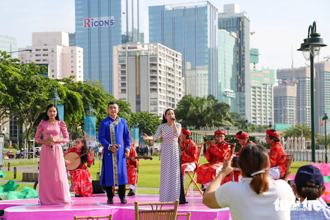Trò chơi dân gian, buýt đường sông... hấp dẫn du khách quốc tế - Ảnh 9. Điểm nhấn đặc sắc của lễ hội là các chương trình nghệ thuật phục vụ người dân, du khách - Ảnh: PHƯƠNG QUYÊN