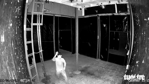 Bắt hai gã thợ hồ chuyên đột nhập trộm tổ yến ở miền Tây - Ảnh 2. Hình ảnh camera nhà yến quay lại cảnh Yên và Nhàn đột nhập để trộm tổ yến - Ảnh: H.T.
