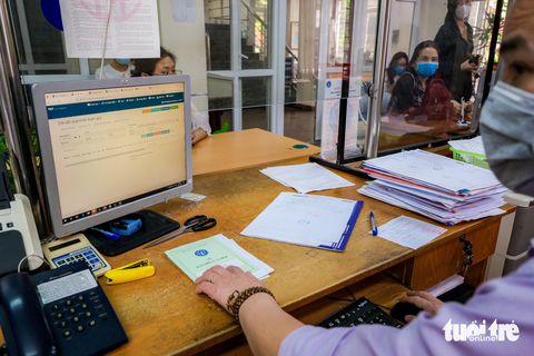Cán bộ xử lý hồ sơ bảo hiểm xã hội của người lao động tại Hà Nội - Ảnh: NAM TRẦN Cán bộ xử lý hồ sơ bảo hiểm xã hội của người lao động tại Hà Nội - Ảnh: NAM TRẦN