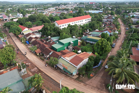 Nhà của 21 cô giáo năm thành hình chữ L sau lưng trường tiểu học Lê Hồng Phong - Ảnh: TRUNG TÂN Khu nhà của 21 giáo viên nằm thành hình chữ L sau lưng Trường tiểu học Lê Hồng Phong - Ảnh: TRUNG TÂN