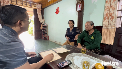 Cô giáo Lê Thị Hòa (áo xanh) và Ngô Thị Lan kể lại quá trình hình thành 'làng giáo viên Nam Dong' - Ảnh: M.PHƯƠNG Cô Lê Thị Hòa (áo xanh) và cô Ngô Thị Lan kể lại quá trình hình thành 'làng giáo viên Nam Dong' - Ảnh: M.PHƯƠNG