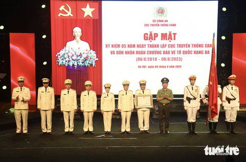 Cục truyền thông Công an nhân dân đón nhận Huân chương Bảo vệ Tổ quốc hạng Ba - Ảnh 2. Thượng tướng Trần Quốc Tỏ - thứ trưởng Bộ Công an thay mặt Đảng, Nhà nước trao tặng Huân chương Bảo vệ Tổ quốc hạng ba cho Cục Truyền thông Công an nhân dân - Ảnh: DANH TRỌNG