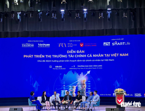 Nhiều người Việt không biết cách giữ tiền, làm cho tiền sinh tiền - Ảnh 1. Lần đầu tiên tại Việt Nam có diễn đàn chuyên nghiệp về quản lý tài chính cá nhân - Ảnh: BÔNG MAI