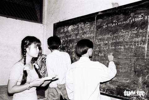 30 năm Mùa hè xanh - hành trình khát khao cống hiến - Kỳ 1: Những ngày đầu sinh viên tình nguyện - Ảnh 3. Sinh viên Trương Thị Thùy Trâm (ĐHSP TP.HCM) xóa mù chữ cho thanh niên tại khu phố 5, xã An Lạc, huyện Bình Chánh trong chiến dịch Ánh sáng Văn hóa hè 1994 - Ảnh: T.T.D.