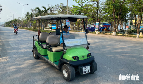 Cửa Lò lần đầu lắp đặt đồng hồ tính tiền xe điện chở khách - Ảnh 1. Xe điện bốn bánh chở khách du lịch ở biển Cửa Lò, Nghệ An - Ảnh: DOÃN HÒA