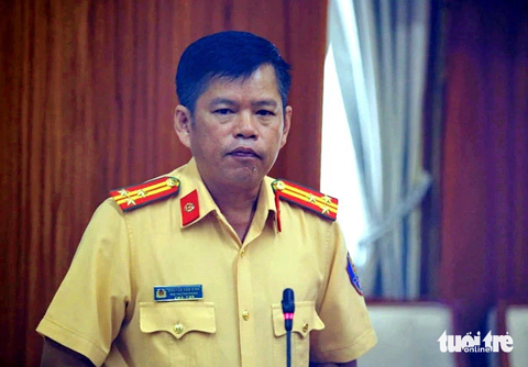Công an TP.HCM ra quân xử lý 'xe dù, bến cóc' - Ảnh 2. Thượng tá Nguyễn Văn Bình, phó trưởng Phòng cảnh sát giao thông đường bộ - đường sắt (PC08) Công an TP.HCM, báo cáo tại hội nghị - Ảnh: MINH HÒA