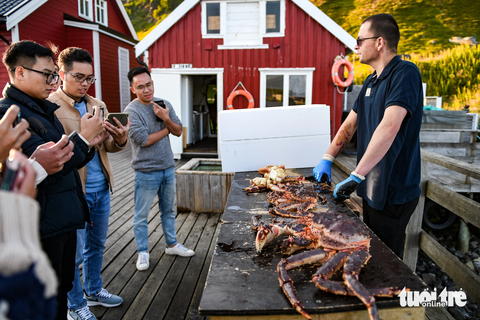 Cua - Ảnh 15. Một nhân viên của nhà hàng King Crab, Honningsvåg đang cung cấp những thông tin về cua hoàng đế Na Uy cũng như cách chế biến chúng một cách cụ thể nhất - Ảnh: NAM TRẦN