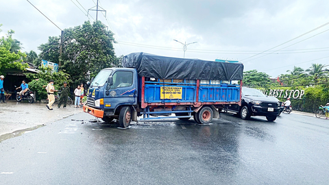 Tai nạn rình rập trên các quốc lộ miền Tây - Ảnh 1. Một vụ tai nạn xảy ra tại điểm mở dải phân cách trên quốc lộ 1, đoạn trước trạm dừng chân Mekong Rest Top (Tiền Giang) - Ảnh: MẬU TRƯỜNG