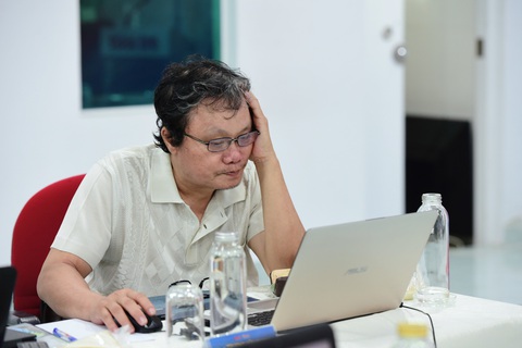 205 bài viết "Tiêm ngừa - Chuyện chưa kể" vào vòng chung khảo - Ảnh 4. Bác sĩ Trương Hữu Khanh - nguyên trưởng khoa nhiễm - thần kinh Bệnh viện Nhi đồng 1 - khó khăn lựa chọn ra những tác phẩm thật sự xứng đáng đoạt giải cao nhất - Ảnh: DUYÊN PHAN