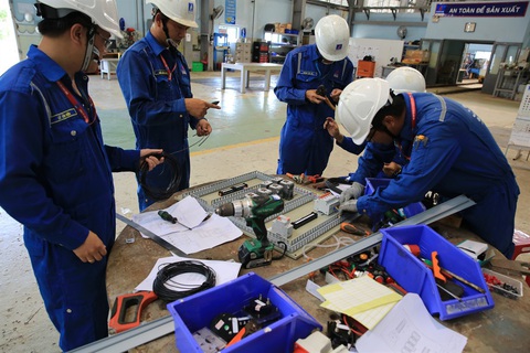 Hàng năm, Công ty BSR tổ chức Hội thi Tay nghề, trong đó có nội dung thi Điện - là dịp để NLĐ BSR nâng cao tay nghề và phát huy các sáng kiến cải tiến tiết kiệm năng lượng Hàng năm, Công ty BSR tổ chức Hội thi Tay nghề, trong đó có nội dung thi Điện - là dịp để người lao động BSR nâng cao tay nghề và phát huy các sáng kiến cải tiến tiết kiệm năng lượng