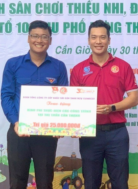 Lớn lên cùng hè tình nguyện - Ảnh 2. Trịnh Tấn Phát (phải) đại diện đơn vị trao nguồn lực hỗ trợ thực hiện công trình tại huyện Cần Giờ (TP.HCM) - Ảnh: K.ANH