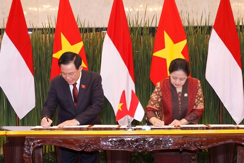 Phấn đấu kim ngạch thương mại Việt Nam, Indonesia vượt 15 tỉ USD - Ảnh 2. Chủ tịch Quốc hội Vương Đình Huệ và Chủ tịch Hạ viện Indonesia Puan Maharan ký thỏa thuận hợp tác giữa hai cơ quan lập pháp - Ảnh: TTXVN