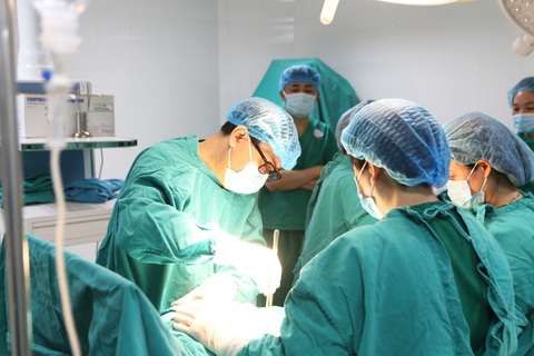 Bệnh viện Phụ sản Hải Phòng chuyển giao kỹ thuật cho Sản nhi Lào Cai - Ảnh 1. PGS.TS Vũ Văn Tâm, giám đốc Bệnh viện Phụ sản Hải Phòng (đeo kính), trực tiếp thực hiện một ca phẫu thuật tại Bệnh viện Sản nhi Lào Cai để đội ngũ y bác sĩ khác thị phạm - Ảnh: TRẦN LỰC