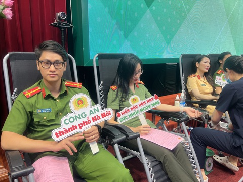 Công an Hà Nội phấn đấu hiến 2.300 đơn vị máu nghĩa tình giúp bệnh nhân - Ảnh 1. Công an Hà Nội tham gia hiến máu trong hành trình 'Giọt máu nghĩa tình' - Ảnh: CAHN